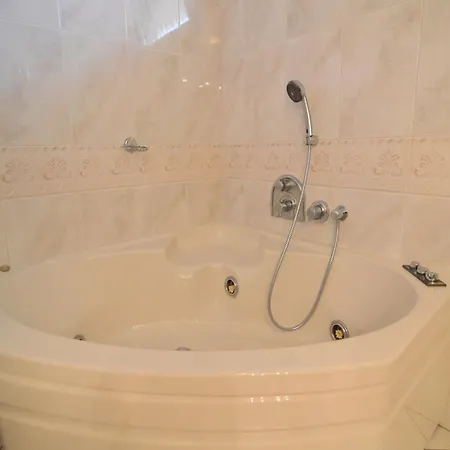 In With Heated Pool, Cleaning Included Nyaraló *
